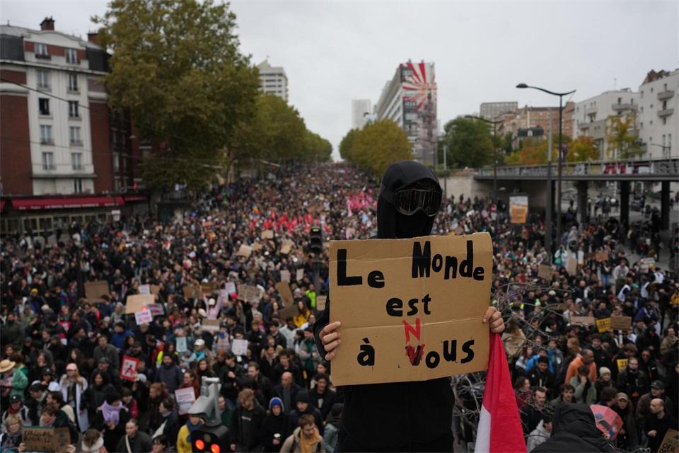 Die Proteste blieben größtenteils erst einmal friedlich. Thibault Camus/AP/dpa