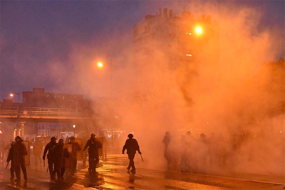 Die Proteste in Frankreich sind eine Inspiration für „Gen Z regelt“, die Gruppierung distanziert sich aber von Gewalt (Archivbild).Nicolas Tucat/AFP/dpa