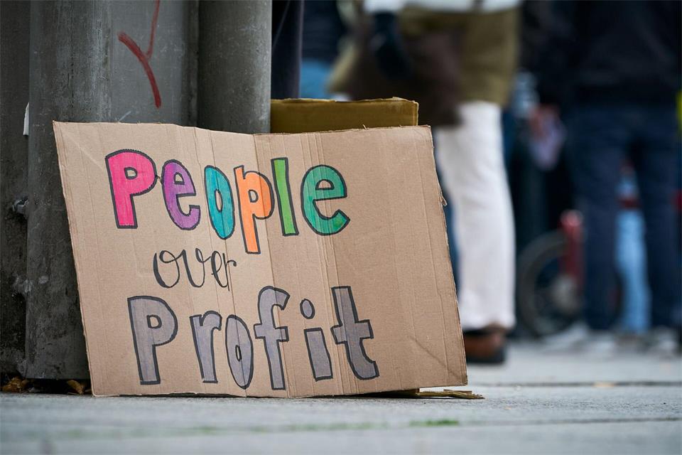 Die Proteste richteten sich auch gegen steigende Lebenshaltungskosten.Sascha Ditscher/dpa