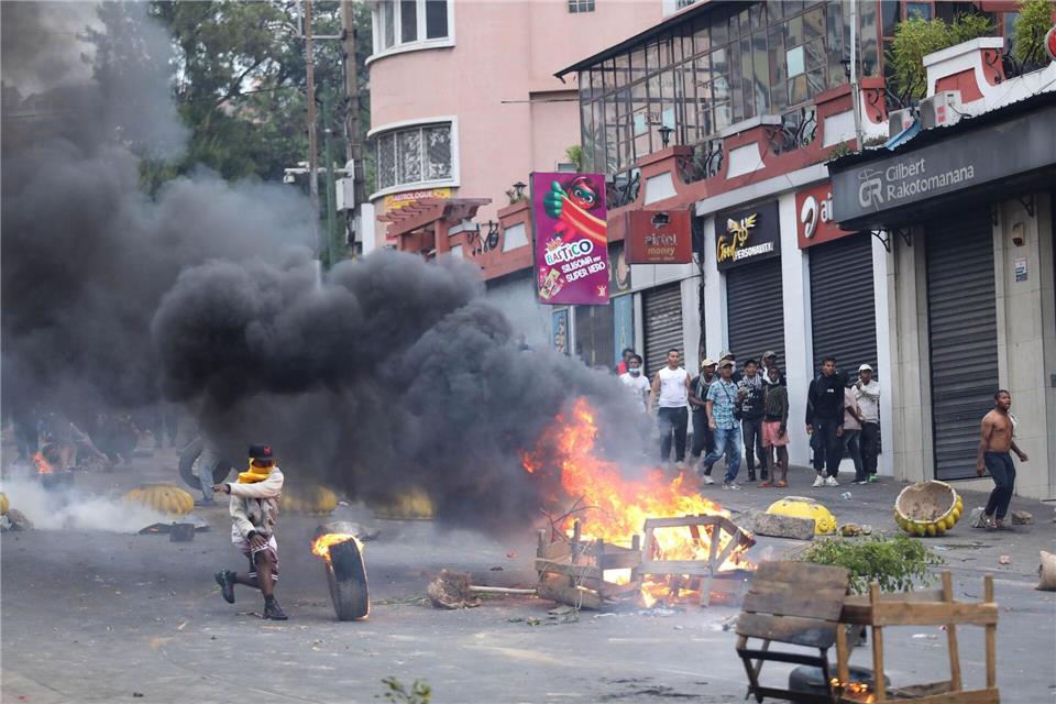 Militär übernimmt Macht in Madagaskar Die Proteste schlugen teils in Gewalt um. (Archivbild)Mamyrael/AP/dpa