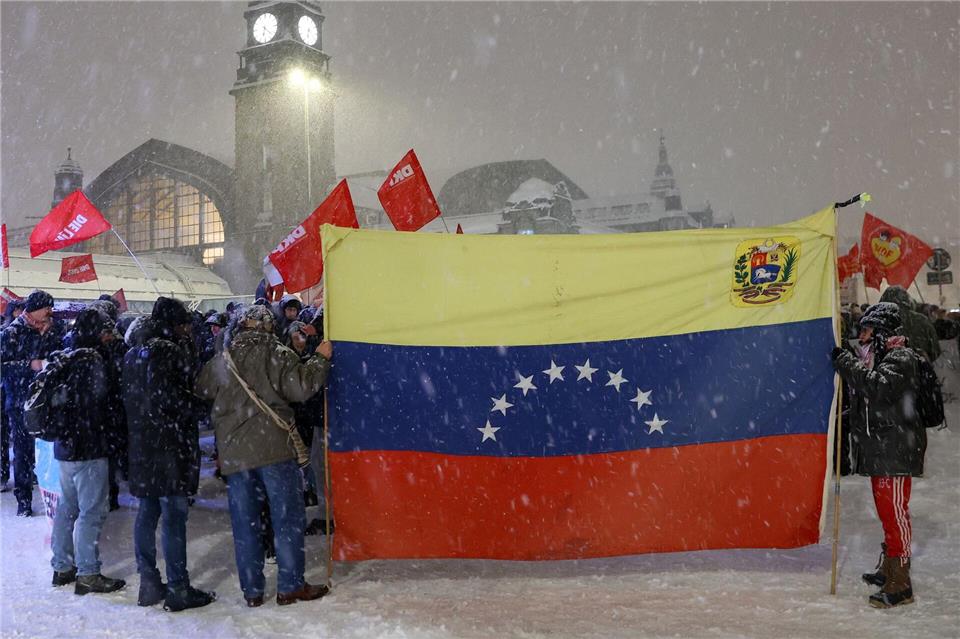 Die Protestierenden trugen eine große venezolanische Fahne.Bodo Marks/dpa