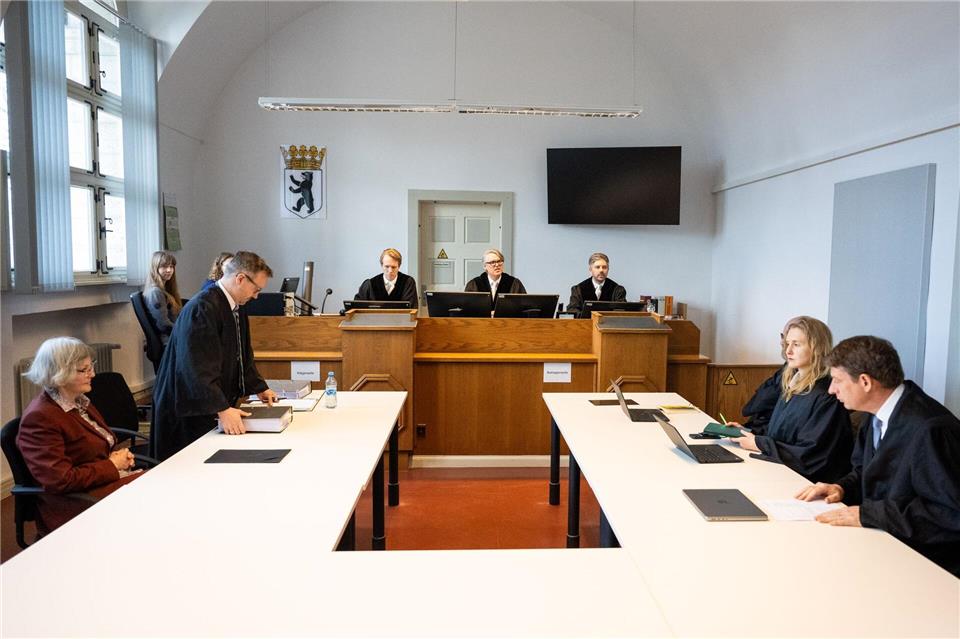 Die Prozessbeteiligten kommen im Landgericht II in einen Gerichtssaal. Christophe Gateau/dpa