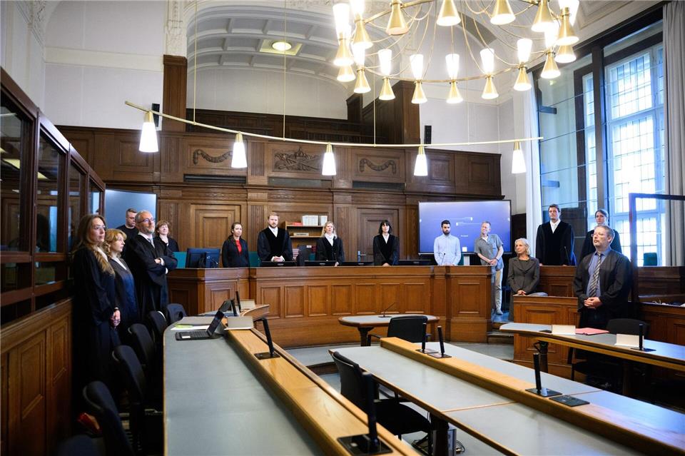 Die Prozessbeteiligten stehen beim Mordprozess gegen einen Palliativarzt, der in Berlin 15 Menschen getötet haben soll, im Landgericht Berlin. (Archivbild)Bernd von Jutrczenka/dpa