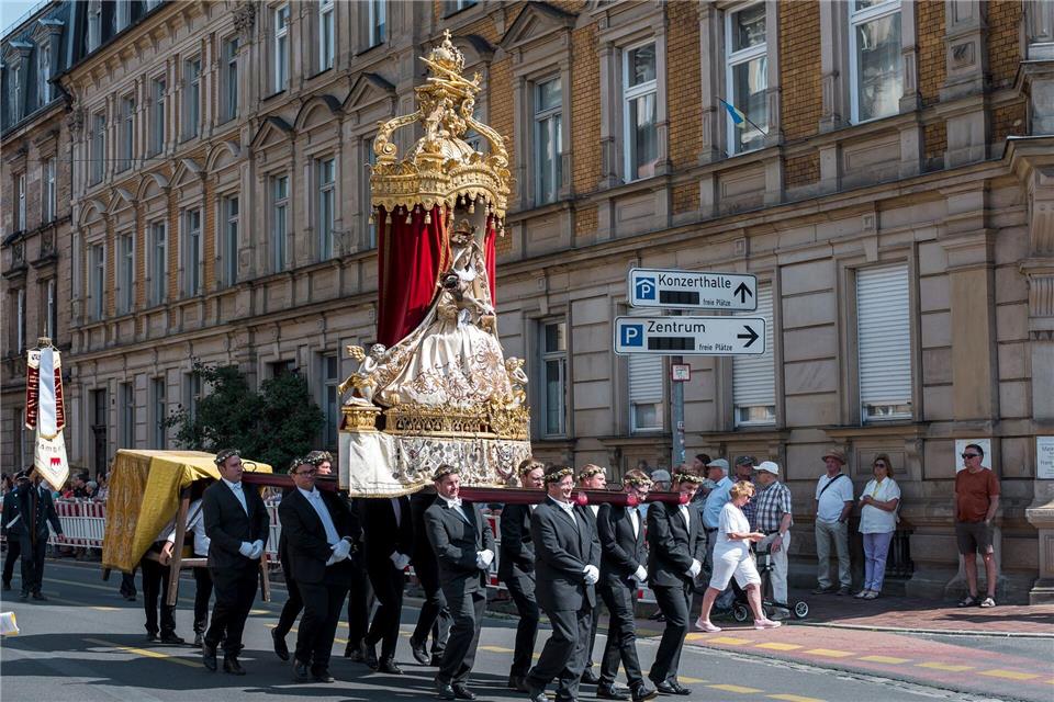 Die Prozession durch Bamberg wird von vielen Zuschauern begleitet. (Archivbild)Daniel Vogl/dpa
