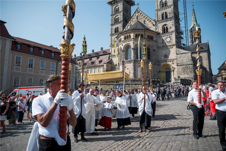 Die Prozession zieht vom Domberg in die Innenstadt. (Archivbild)Daniel Vogl/dpa