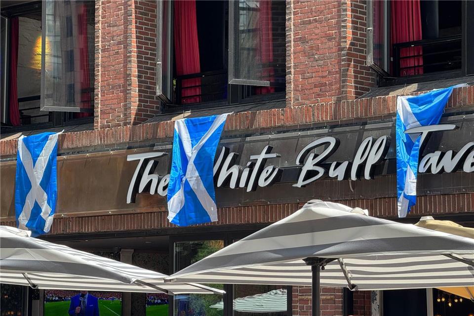 Die Pubs im Zentrums Bostons schmücken ihre Wände mit schottischen Fahnen. Jordan Raza/dpa