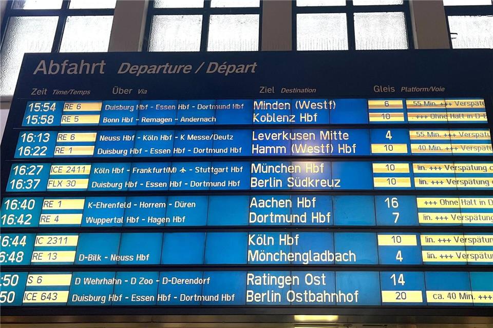 Die Pünktlichkeit im Fernverkehr der Bahn war im Juli genauso niedrig wie im Juni. (Symbolbild)Arne Meyer/dpa