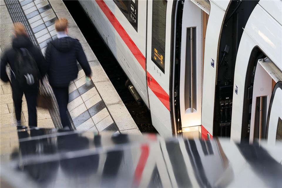 Die Pünktlichkeitsquote der Fernzüge lag am Hamburger Hauptbahnhof bei 61 Prozent. (Archivbild)Christian Charisius/dpa
