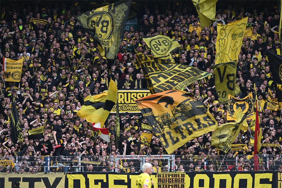 Die Punkte sammeln die Fans über den neuen „FanModus“ in der BVB-App, sobald das Display während der Partie gesperrt bleibt. (Archivbild) Carmen Jaspersen/dpa