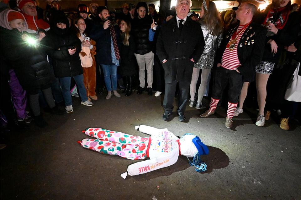 Die Puppe ist mit Stroh gefüllt.Roberto Pfeil/dpa