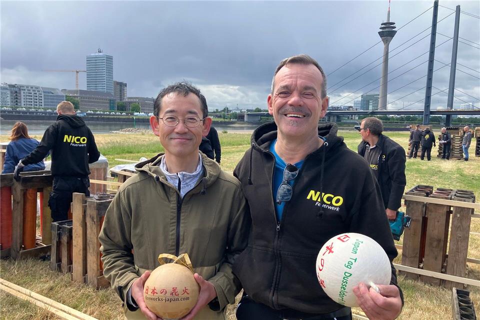 Die Pyrotechniker Hideki Kubota (links) und Martin Schmitz stehen beim Aufbau des japanischen Feuerwerks des vergangenen Jahres zusammen. (Archivbild)Volker Danisch/dpa