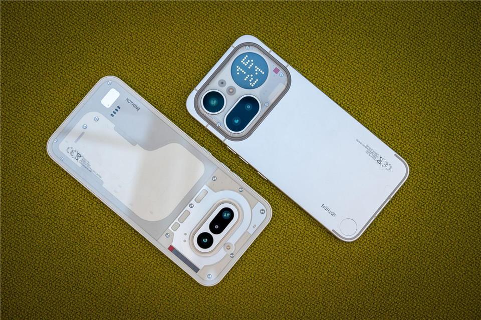 Die Qual der Wahl, oder eine Vernunftfrage? Die beiden Nothing-Modelle (4a) (links) und (4a) Pro (rechts) haben einen recht ähnlichen Funktionsumfang. Beim Design unterscheiden sie sich aber radikal.Nico Tapia/dpa-tmn