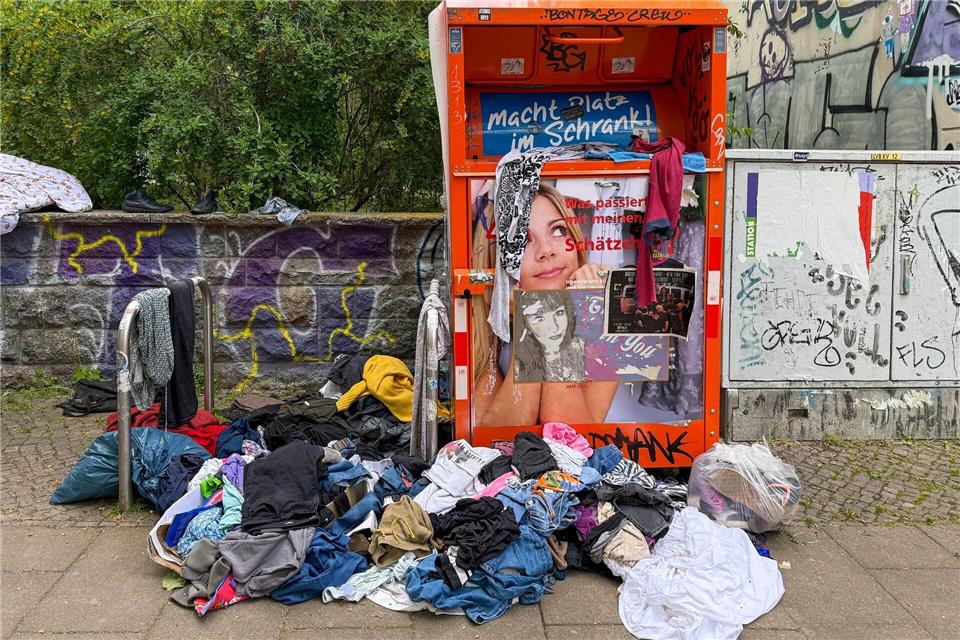 Die Qualität der Abgaben in Kleidercontainern sinkt. (Archivbild)Jan Woitas/dpa