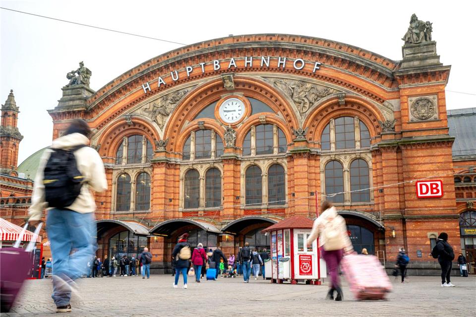Weniger Straftaten am Bremer Hauptbahnhof registriert Die „Quattro-Streifen“ aus Bremer Polizei, Bundespolizei, DB Sicherheit und Ordnungsamt sind aus Sicht der Sicherheitsbehörden ein Erfolgsmodell am Bremer Hauptbahnhof. (Archivbild)Sina Schuldt/dpa