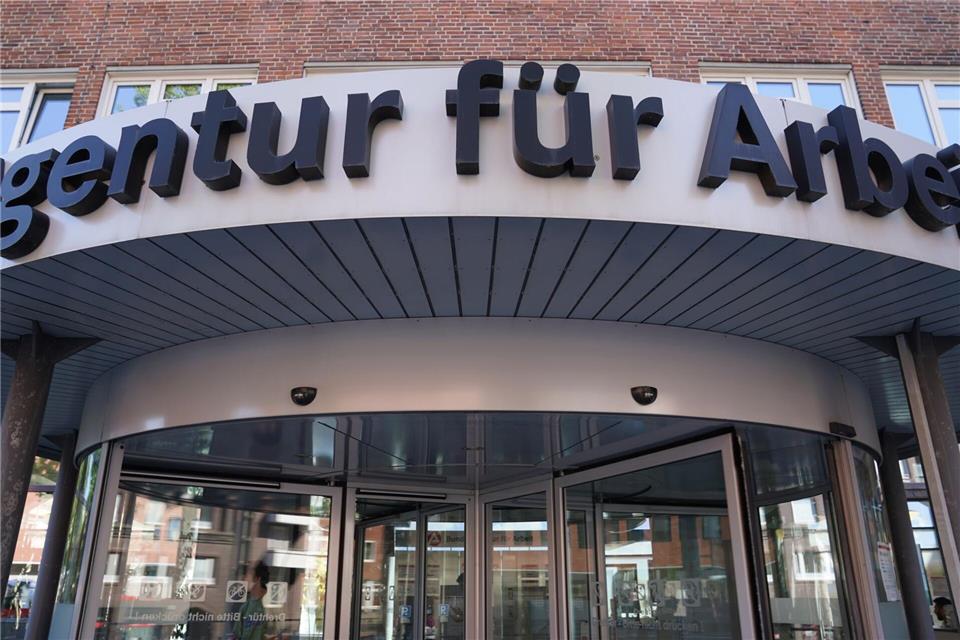 Die Quote der Jugendlichen, die nach der zehnten Klasse direkt in eine Ausbildung starten, ist nach Angaben der Schulbehörde von 42,8 auf 39 Prozent gesunken. (Symbolbild)Marcus Brandt/dpa