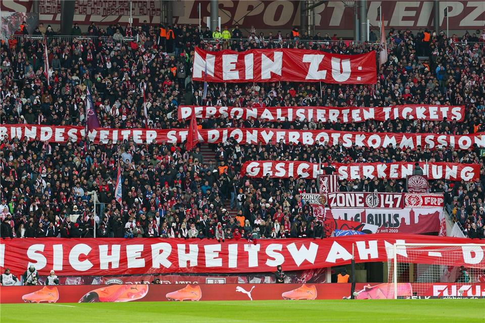 Die RB-Fans protestieren gegen geplante Maßnahmen und Sicherheitsregeln.Jan Woitas/dpa