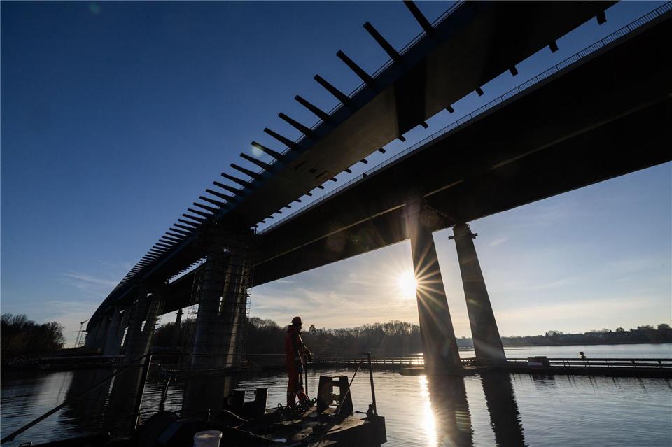 Die Rader Hochbrücke: Links neu, rechts alt. Ulrich Perrey/dpa