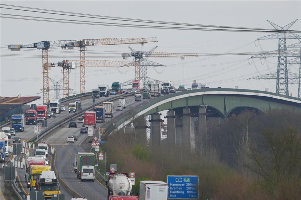 Die Rader Hochbrücke war für Stunden gesperrt. (Archivbild)Marcus Brandt/dpa