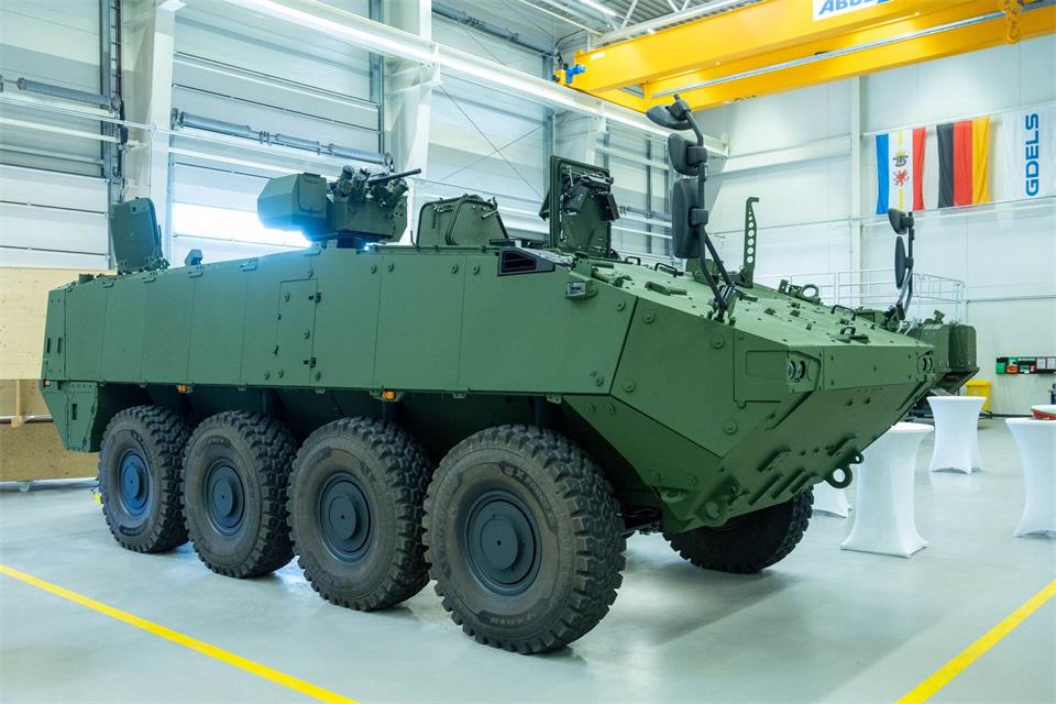 Die Radpanzer sollen als Kommunikationsfahrzeuge Teil eines digitalen Funksystems der Bundeswehr werden.Stefan Sauer/dpa