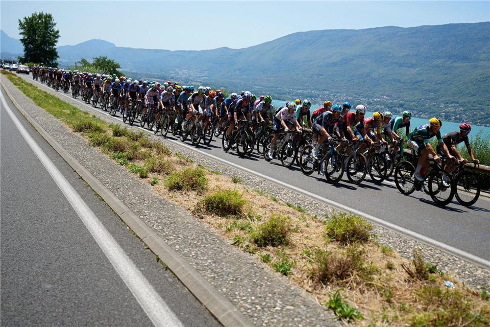 Die Radprofis bei der Tour de France. Mosa’ab Elshamy/AP/dpa