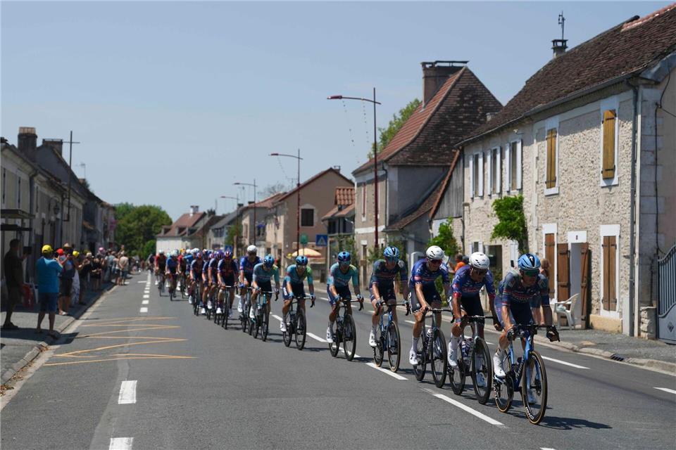 Die Radprofis bei der Tour de France. Thibault Camus/AP/dpa