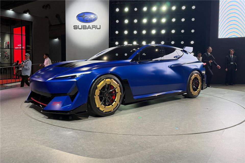 Diese Highlights der Japan Mobility Show müssen Sie kennen Die Räder tragen goldene Aero-Cover, die Front hat ein aggressives Design: das Performance-E STI Concept von Subaru.Thomas Geiger/dpa-tmn