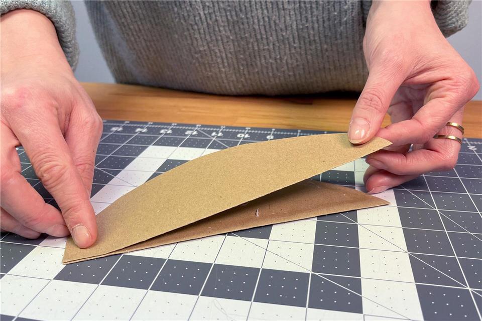 Die Ränder der ausgeschnittenen Formen mit Klebestift bestreichen und anschließend an der Kante aufeinander kleben.DIY Academy/dpa-tmn