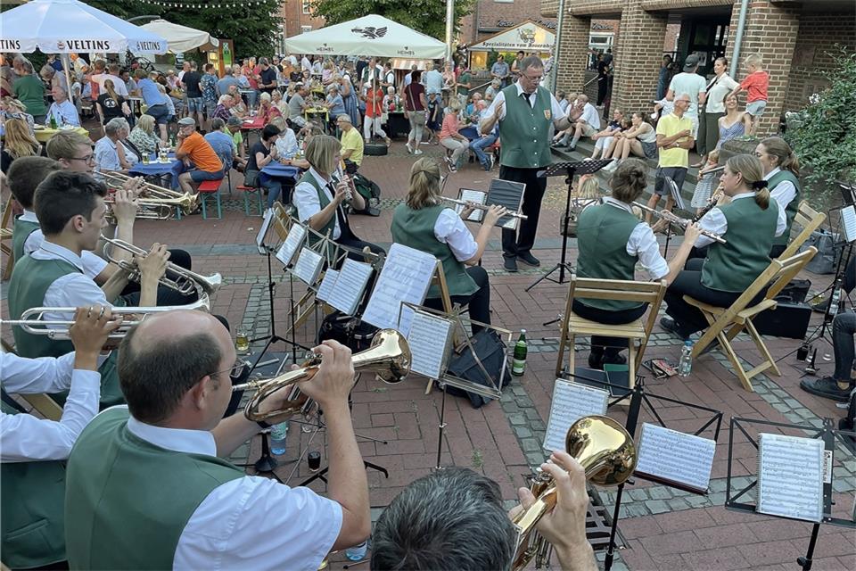 Die Raesfelder Burgmusikanten und das Fanfarencorps haben den Abend mitgestaltet.