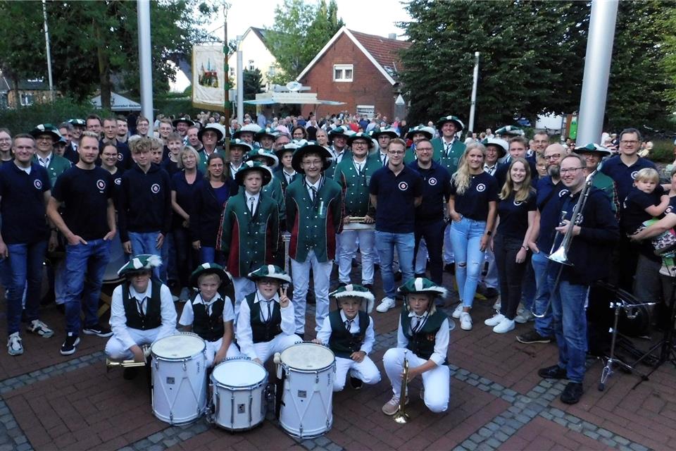 Die Raesfelder Burgmusikanten und das Fanfarencorps haben den Abschluss-Abend der Reihe auf dem Rathausplatz gestaltet.