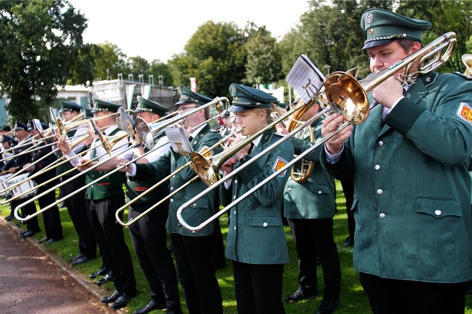 Die Raesfelder Burgmusikanten wollen im kommenden Jahr auch im Publikum beim Woodstock der Blasmusik mitspielen. 