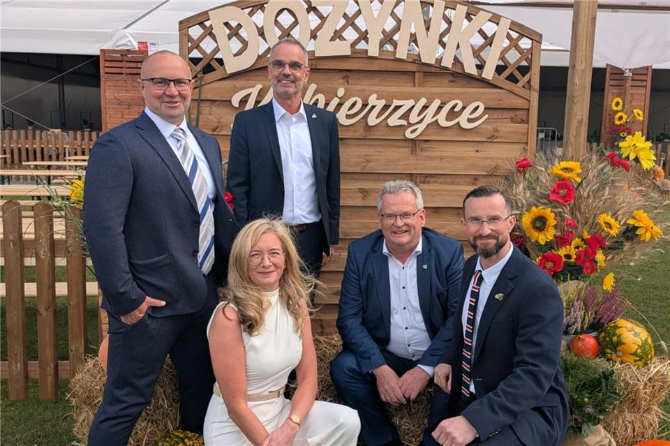 Die Raesfelder Delegation beim Besuch des Erntedankfestes (v. li.): Robert Glombik, Claudia Weßeling, Hauptamtsleiter Jörg Heselhaus, Bürgermeister Martin Tesing und Tomasz Kaczmarski.