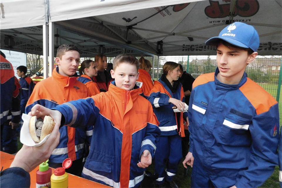 Die Raesfelder Jugendfeuerwehr hat beim Osterfeuer am Sonntag einen Grillstand betrieben. Der Erlös ist für das Jubiläum gedacht.