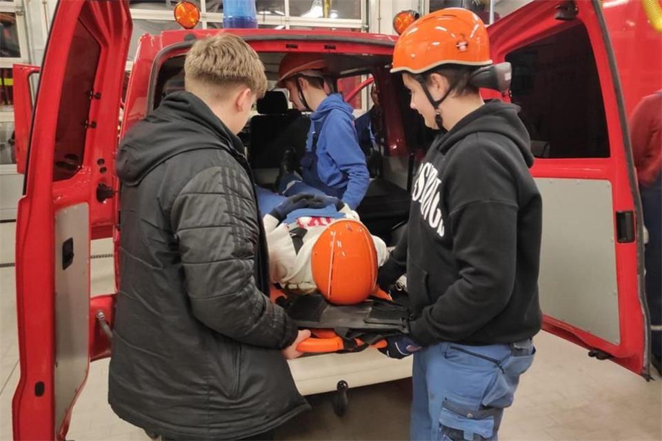 Die Raesfelder Jugendfeuerwehr kann aktuell neue Mitglieder aufnehmen, weil die 17-Jährigen ab sofort in den aktiven Dienst wechseln können. Zehn Jugendliche sind jetzt diesen Schritt gegangen.