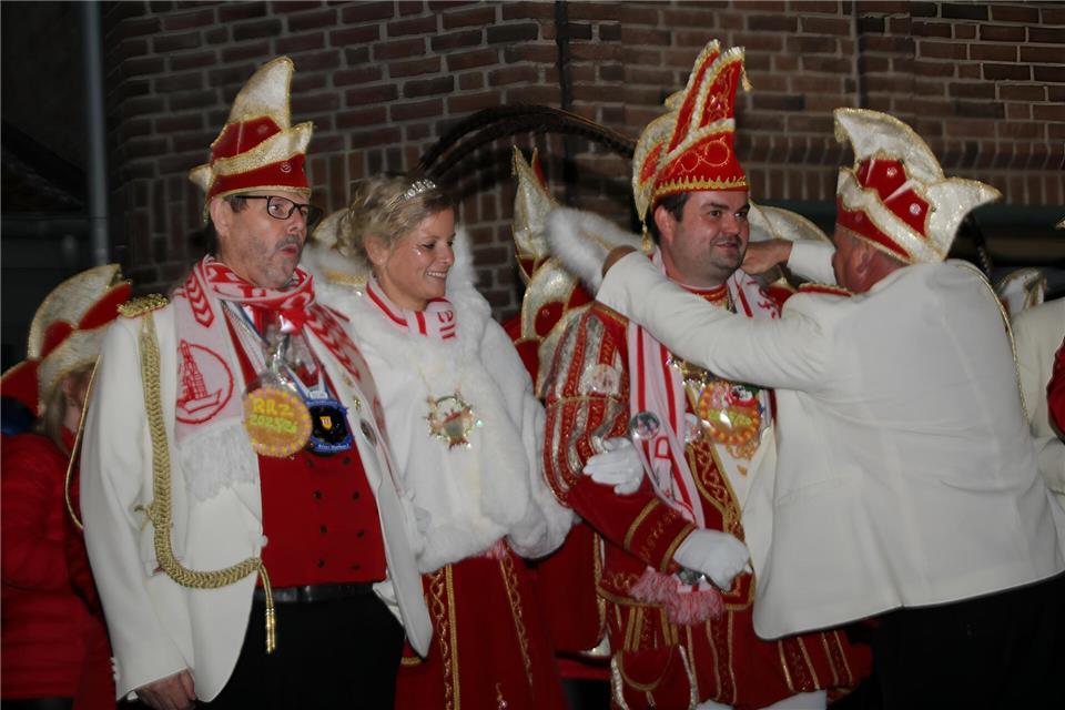 Die Raesfelder Karnevalisten starteten am Samstagabend mit ihrem neuen Prinzenpaar in die fünfte Jahreszeit.