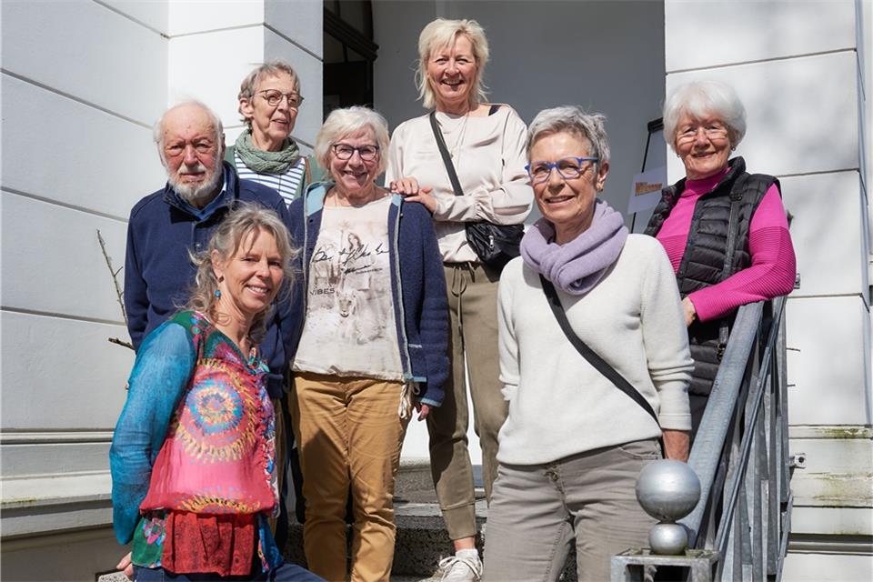 Die Raesfelder Künstlergruppe „dasselbe anders“ (v.l.): Klaus Dragon (diesmal nicht dabei), Marie-Luise Stötzel, Irmgard Terörde, Marion Vrenegor, Gisela Penassa, Renate Giehl und Birgit Kölking (vorne).