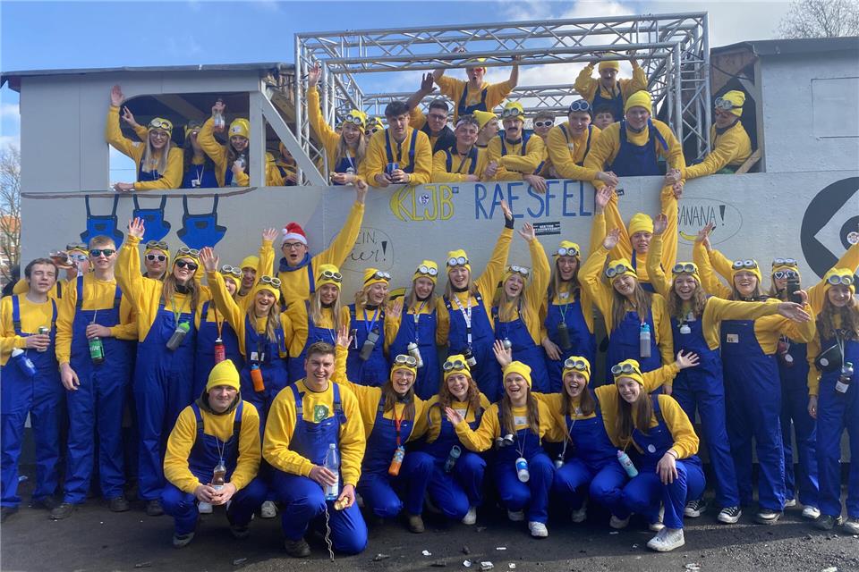 Die Raesfelder Landjugend fährt traditionell auch im örtlichen Rosenmontagszug mit.