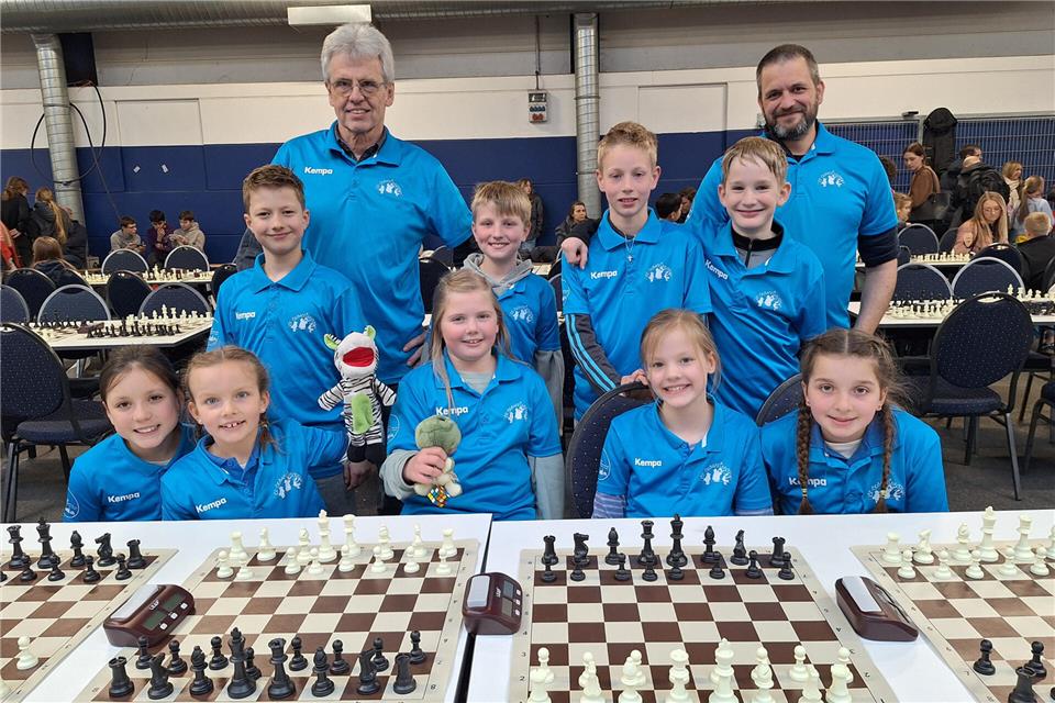 Die Raesfelder Schachteams und ihre Betreuer Manfred Grömping und Frank Nagel hatten bei dem Turnier letztlich nicht den erhofften Erfolg.