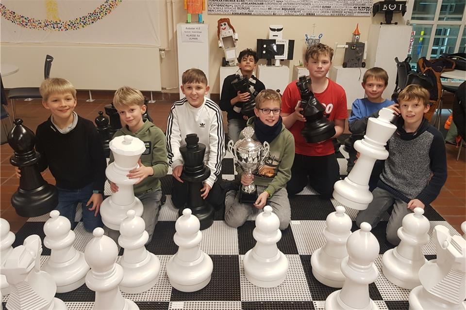 Die Raesfelder Schüler freuen sich über den Siegerpokal.
