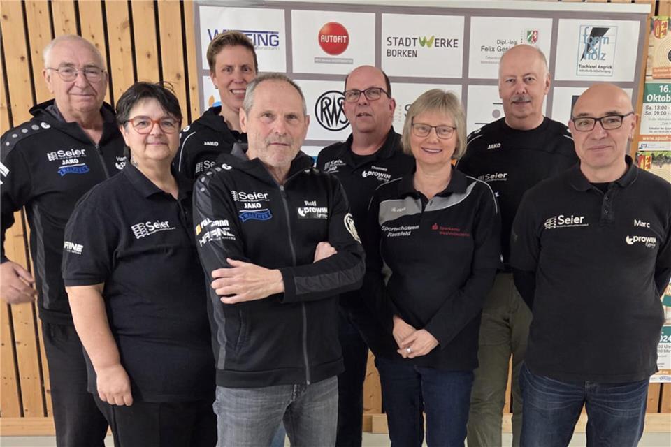 Die Raesfelder Verbandsliga-Schützen Hartmut Halke, Andrea Stemmermann, Jutta Muttschall, Rolf Klinger, Thomas Wilmer, Wolfgang Kafke und Marc Stemmermann (von links).