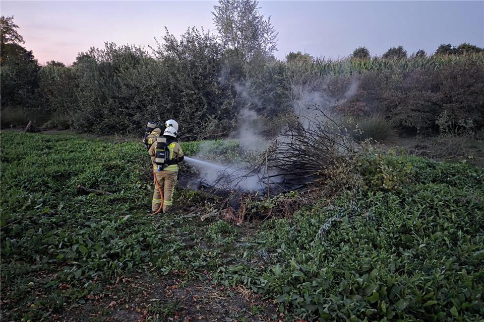Die Raesfelder Wehr löschte am Dienstagabend einen Altholzbrand.