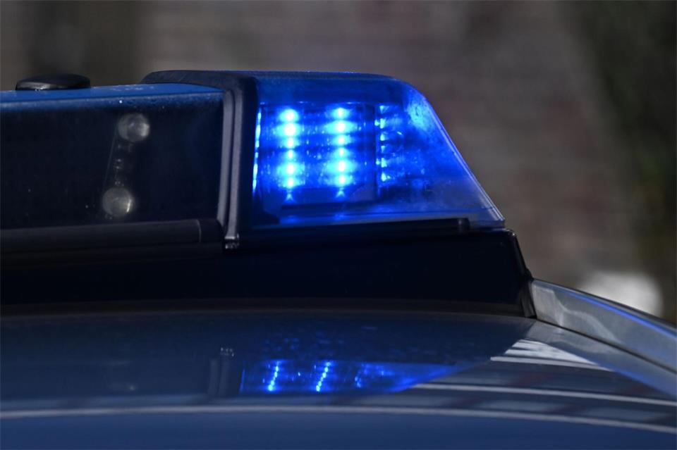 Die Räuber fesselten den 81-Jährigen mit Kabelbindern an einen Stuhl. (Symbolbild)Bernd Weißbrod/dpa