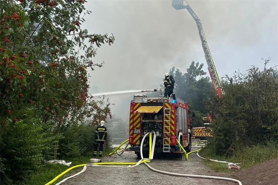 Die Räumarbeiten waren auch am Montag nicht beendet.Feuerwehr Stadt Weimar/dpa