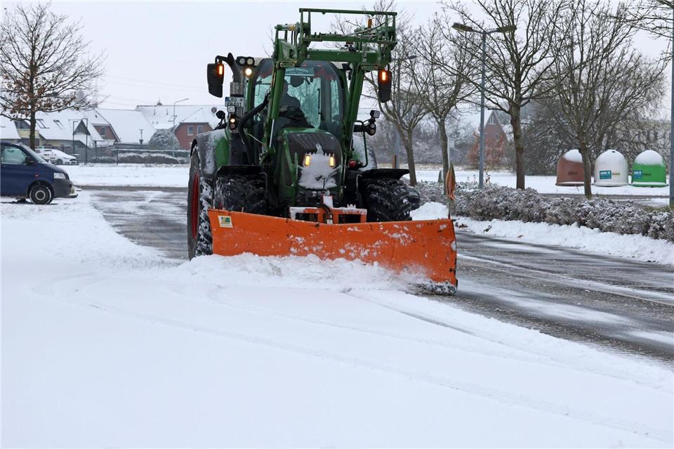 Die Räumdienste waren im Dauereinsatz.Bernd Wüstneck/dpa