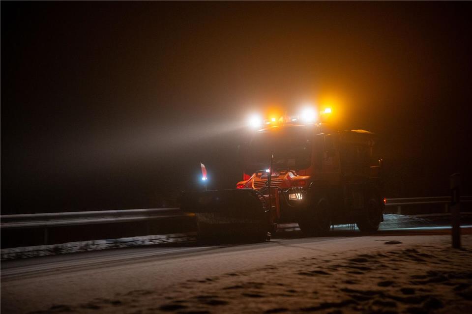 Die Räumfahrzeuge sind im Einsatz. Harald Tittel/dpa