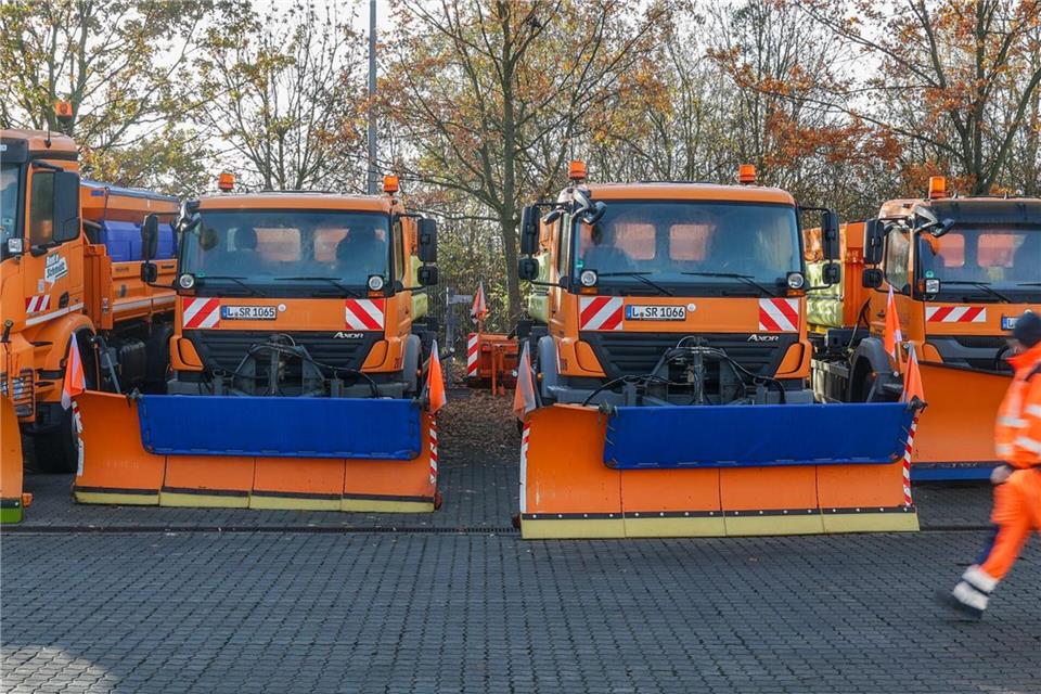 Die Räumfahrzeuge stehen schon fertig vorbereitet auf dem Hof der Stadtreinigung Leipzig.Jan Woitas/dpa