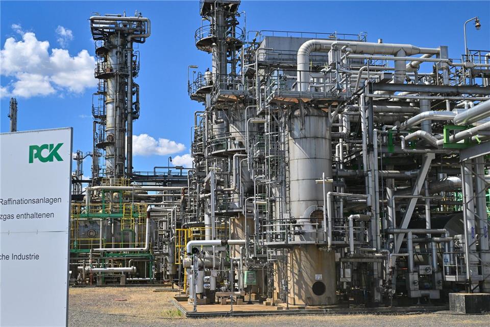 Die Raffinerie PCK in Schwedt im Nordosten Brandenburgs muss seit 2023 ohne russischen Öl auskommen. Die Anlage verarbeitet deshalb unter anderem kasachisches Öl, das für die Auslastung wichtig ist. (Archivbild) Patrick Pleul/dpa