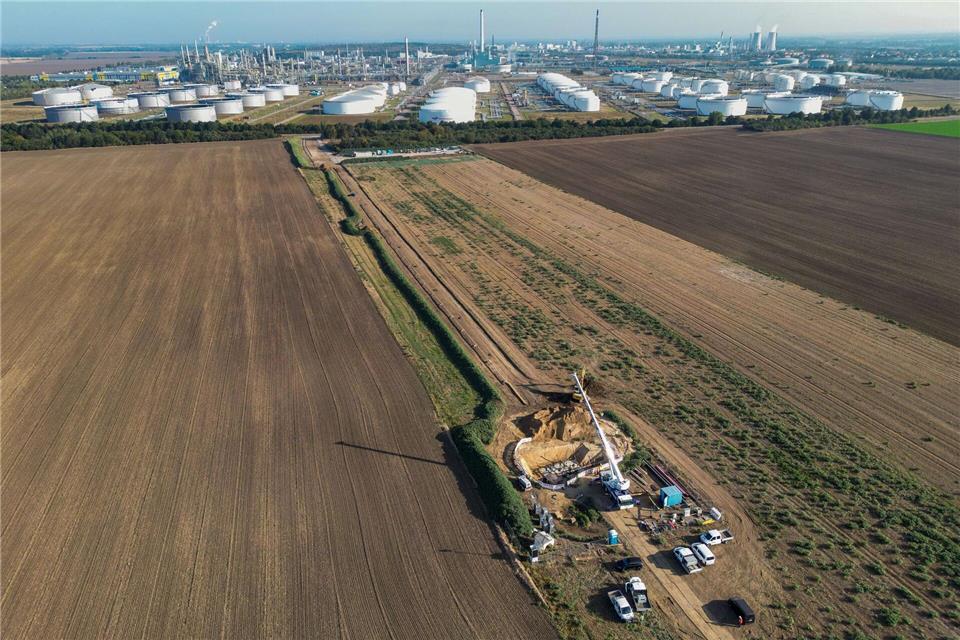 Die Raffinerie von Total Energies setzt künftig verstärkt auf grünen Wasserstoff zur CO2-Reduktion. (Archivbild) Jan Woitas/dpa