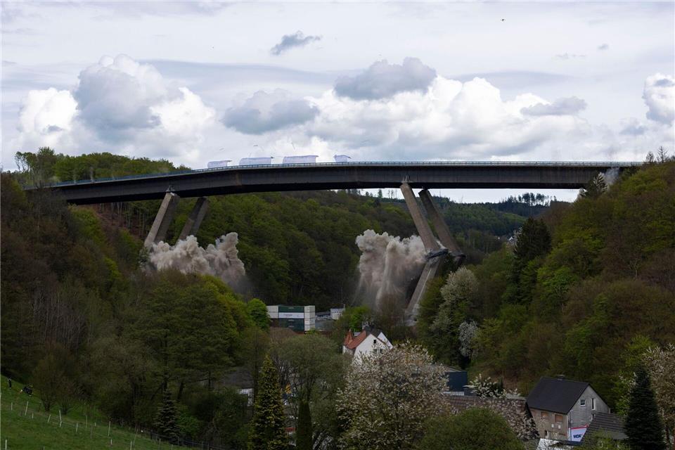 Die Rahmede-Talbrücke wurde gesprengt und neu gebaut. (Archivbild)Christoph Reichwein/dpa
