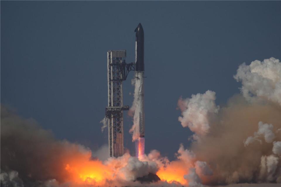 Die Rakete „Starship“ von SpaceX startet von der Starbase in Texas zu einem Testflug.Eric Gay/AP/dpa