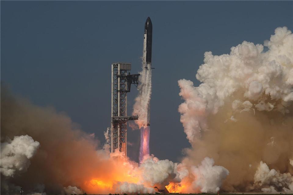 Die Rakete „Starship“ von SpaceX startet zu einem Testflug von der Starbase in Texas.Eric Gay/AP/dpa